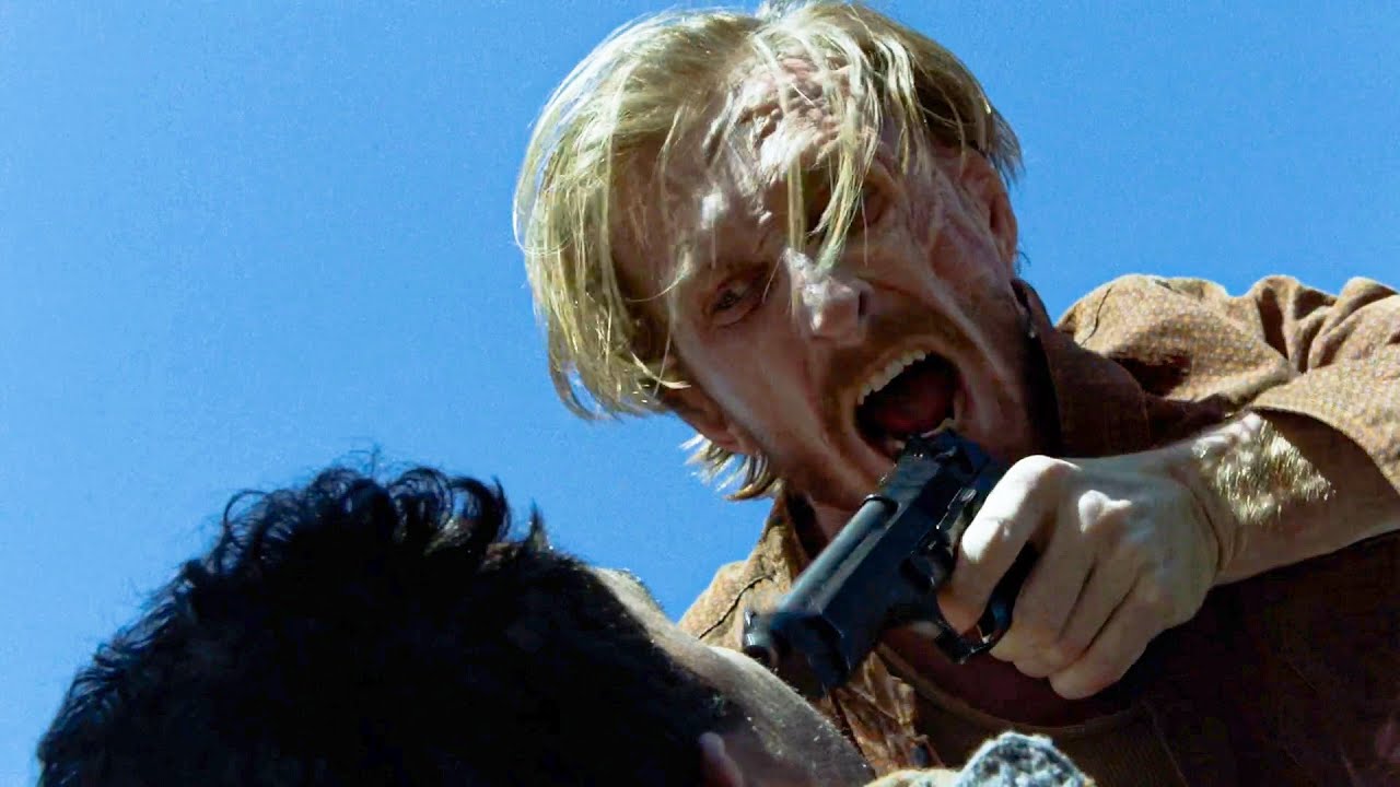 Dwight apunta con un arma a un mienbro del grupo de Sherry en el episodio 6x05 de Fear The Walking Dead