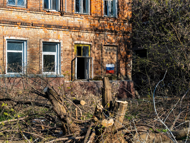 Заброшенное здание с нарисованным флагом России