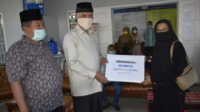 Foto: Wako Mahyeldi Didampingi Kadisnaker Yunisman Serahkan 2000 Paket Berbuka Puasa.