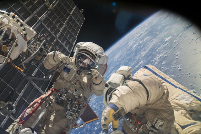 spacewalk-kosmonot-oleg-kotov-dan-sergey-ryazanskiy-astronomi