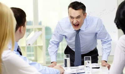 5 طرق للتعامل مع المدير السيء في العمل رجل يصرخ غاضب angry man yelling shouting bad boss work company