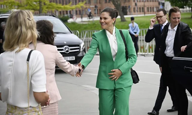 Crown Princess Victoria wore a green long blazer with inverted lapel collar by Zara. Fitted blazer with an inverted lapel collar and long sleeves