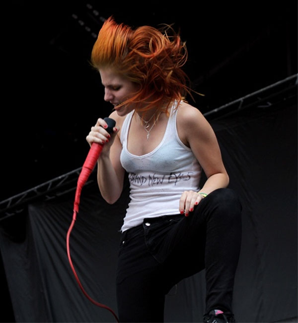 Hayley Williams hot performance in white tank top from Le Parc des Princes