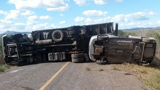 Casal morre em acidente envolvendo caminhão, moto e carro de passeio