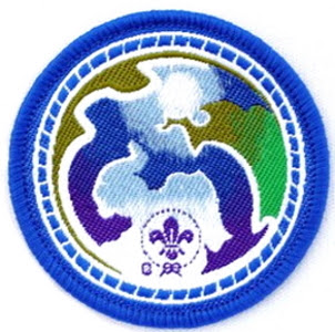 La insignia Scout Mundial del Medio Ambiente azul para castores y lobatos