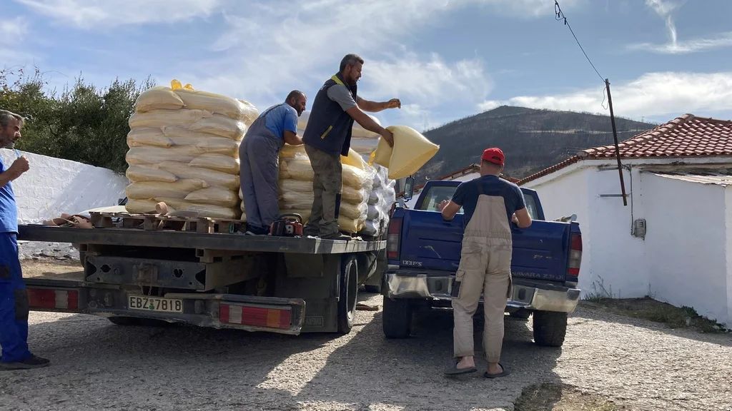 Εργατικά σωματεία παρέδωσαν ζωοτροφές σε κτηνοτρόφους της περιοχής Πλάκας Αλεξανδρούπολης