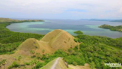 view laut di labuan bajo dari ketinggian bukit amalia, juga cocok untuk sun set