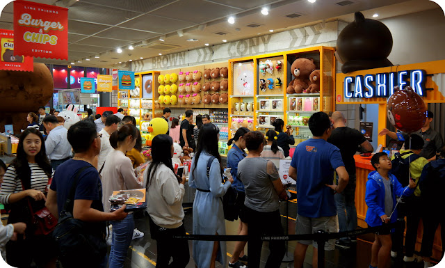 Aduh CONY Jangan Gelantungan Nanti Jatuh  Ketemu Brown, Cony, James di LINE Store & Cafe KOREA