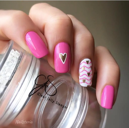 Unha Rosa com Coração Dourado