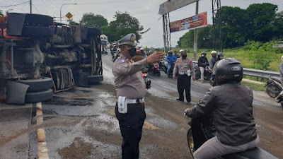 Truk Tengki  Muatan BBM Jenis Petralite Terguling di Cirebon, Bancakan Warga