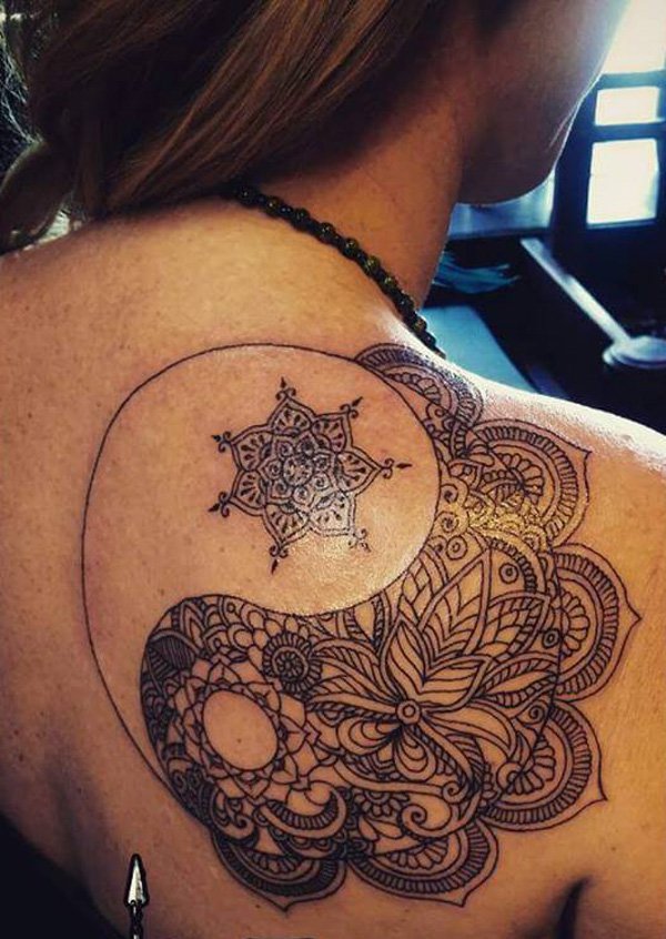 Outra bonita olhando Yin Yang tatuagem. Esta tatuagem é criado com intrincados detalhes de flores e tribais temas, tornando-a realmente se destacam.