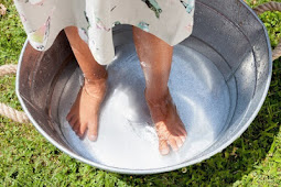 7 Manfaat Luar Biasa Merendam Kaki dengan Air Hangat Campur Garam Selama 30 Menit !!