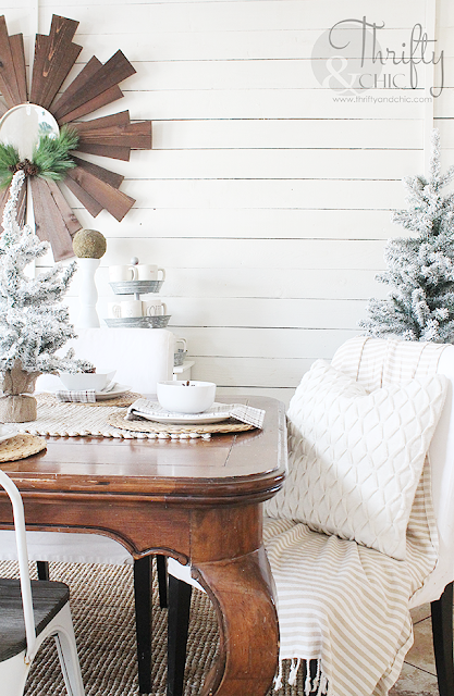 Farmhouse Christmas dining room decor and decorating ideas. Cottage dining room decor. Neutral christmas decorating ideas.