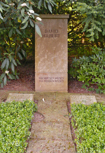 شاهد قبر ديفيد هلبرت وعليه نقشت عبارة "يجب أن نعرف، سوف نعرف"