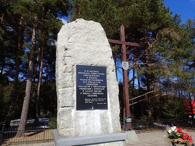 Obelisk na Przełęczy Rydza Śmigłego