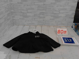 中古品　子供服　８０㎝　GAP　ブラック　プルオーバー　２９８円