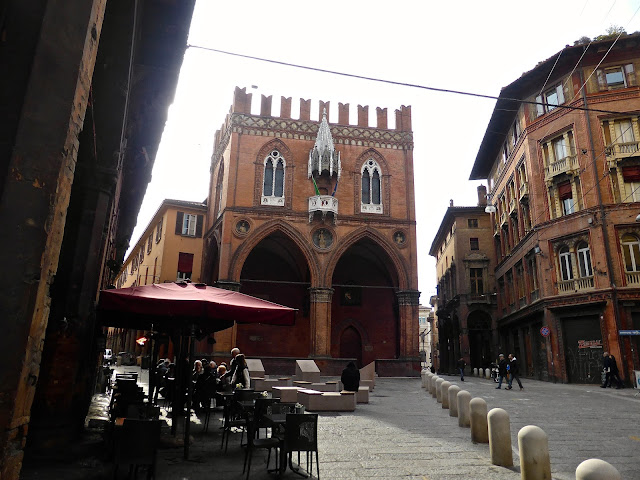 palazzo-della-mercanzia-bologna