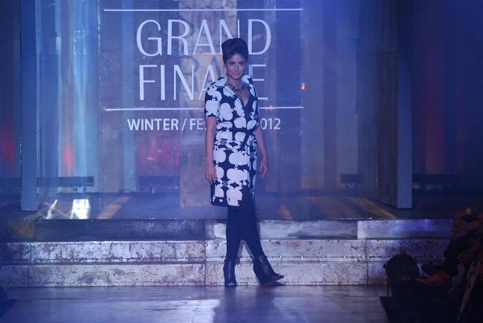 kareena kapoor stopper for designer kallol datta at lfw 2012. glamour  images