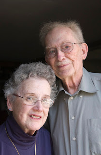 O autor Norman Bridwell e sua esposa, já velhos.
