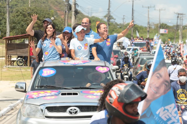  ACM Neto realiza megacarreatas em Salvador e Dias D'Ávila e crava: "De hoje a oito é 44"