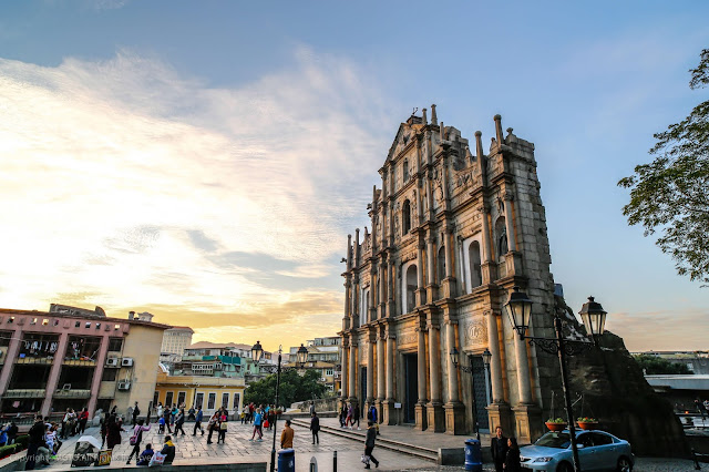 Từng là thuộc địa của Bồ Đào Nha, Macau là nơi duy nhất có các nhà thờ Công giáo tuyệt đẹp cùng các ngôi đền cổ của Trung Quốc. Hầu hết các công trình ở đây đều có kiến trúc phương Đông và phương Tây. 