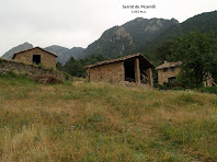 El conjunt de Marginet i al seu darrere les cingleres de Picamill