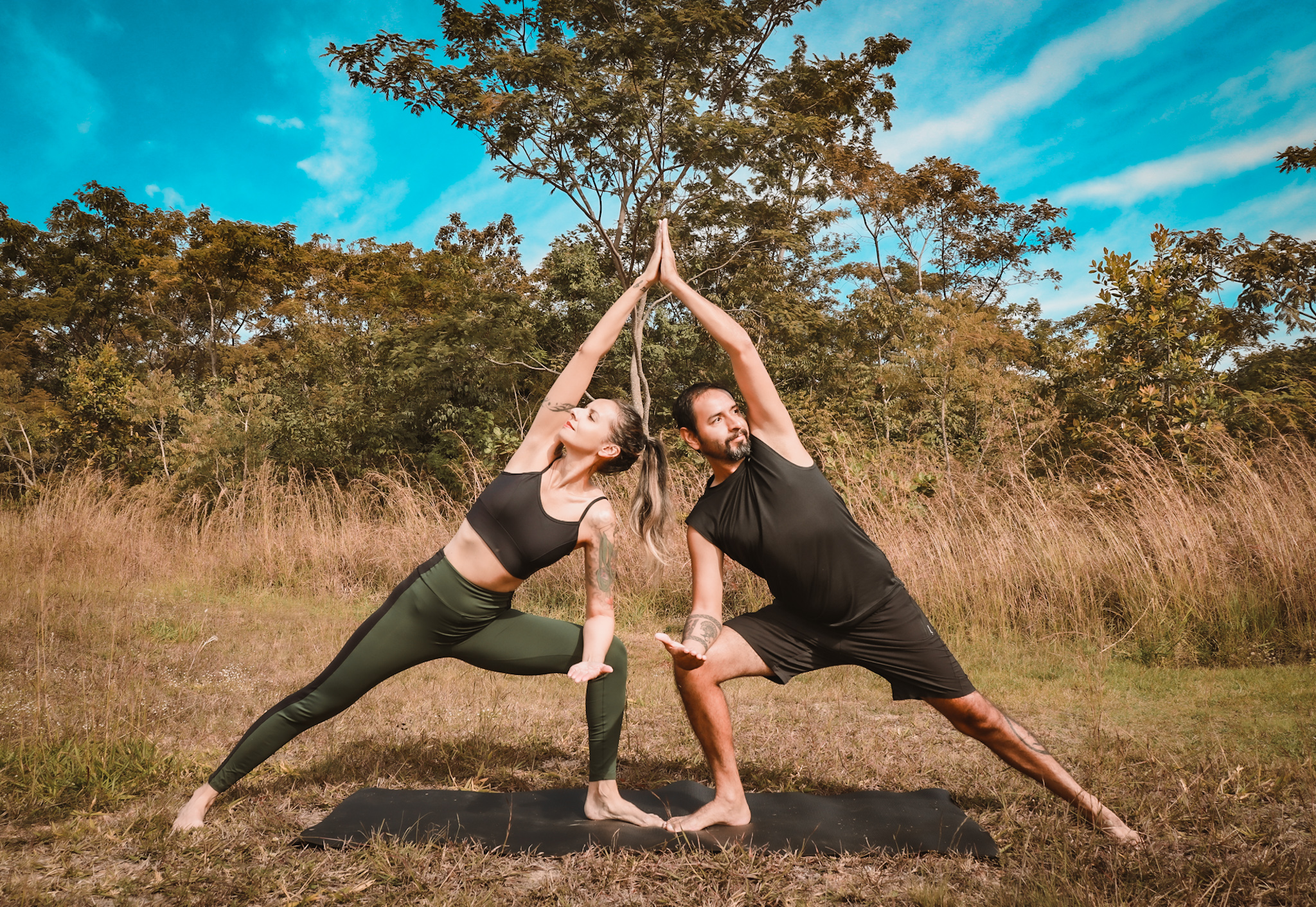 Yoga em dupla desenvolve confiança e conexão