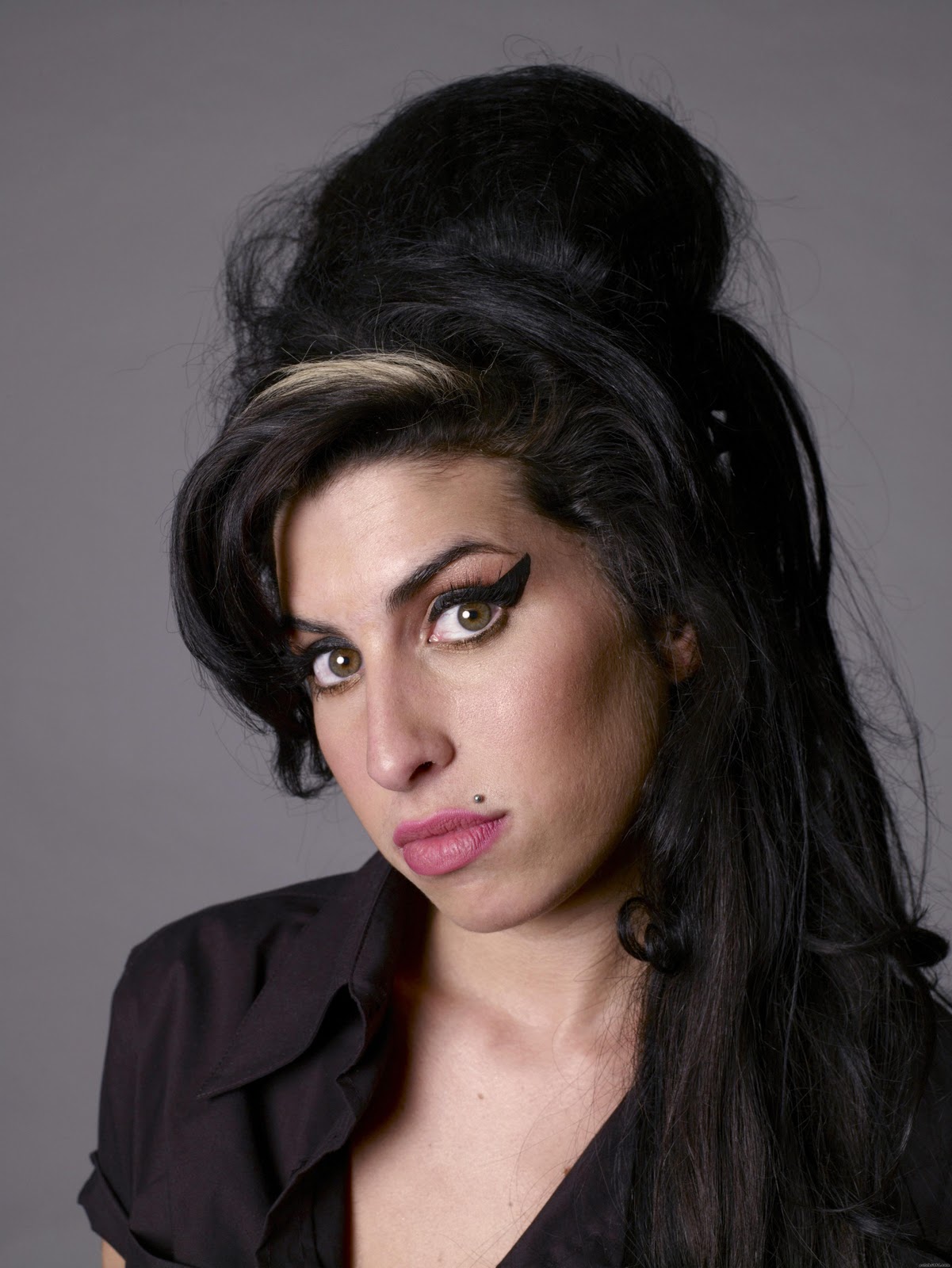 https://blogger.googleusercontent.com/img/b/R29vZ2xl/AVvXsEjbL4bR463yCCwTAa0A718DVK9TLdrCogRmVxllAddbfCWuQnXMQJmvDYXhureR2lFrAL8owg8kG17Q5aButq18sPvG2s1MCSbQNHYqILpkputE05D2dg0Xs8kE39I-VQ7JtUtTvNTkMA/s1600/Amy+Winehouse.jpg