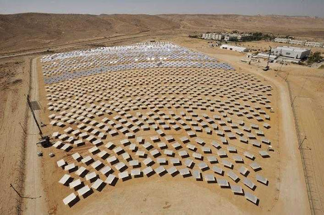 “Nós nos jogamos pelas energias renováveis  sem nenhum tipo de reflexão”, disse Lovelock.  Foto: energia solar no desero de Neguev, Israel.