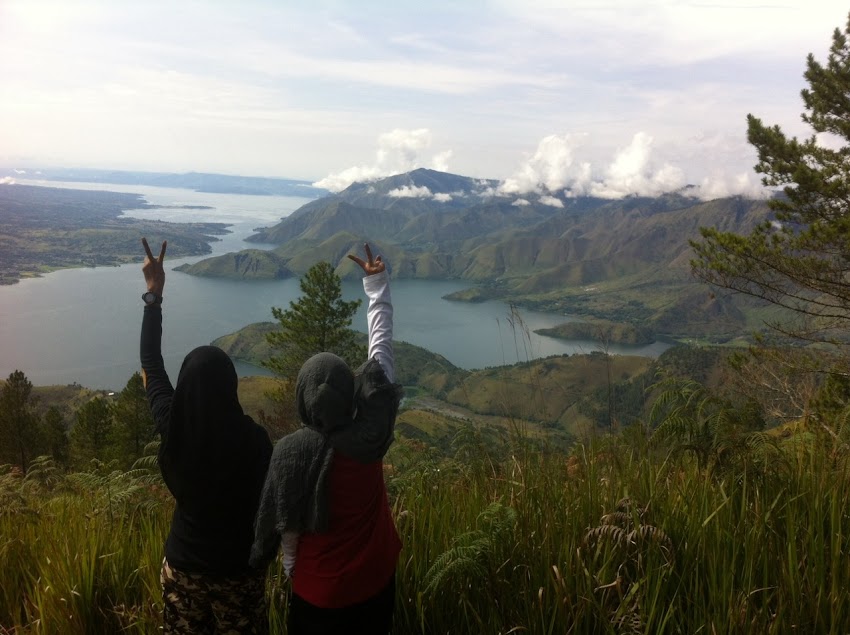 Pesona Hamparan Ilalang di Pusuk Buhit Pulau Samosir 