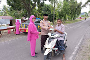 Semarak Ramadhan, Polsek Panca Lautang Polres Sidrap Berbagi Takjil Jelang Buka Puasa