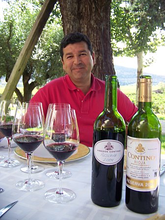 Jesus Madrazo with bottles at CONTINO by ©LeDomduVin 2009