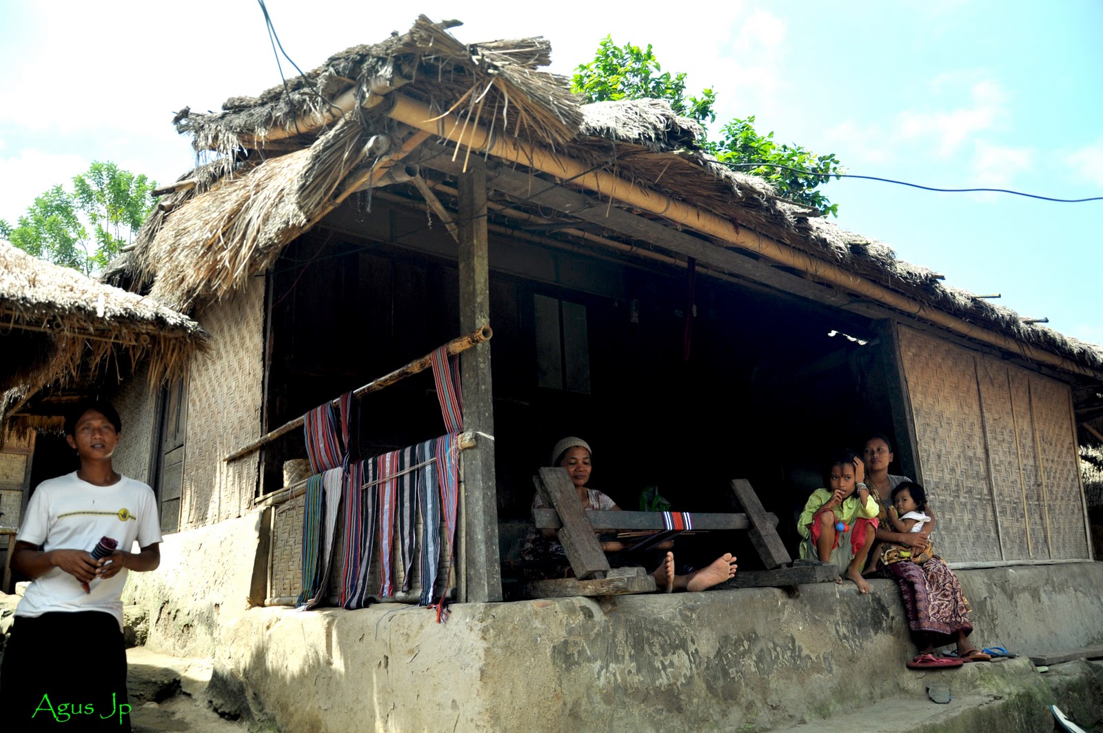 Untuk merepresentasikan adat sasak rumah rumah adat yang terbuat dari 