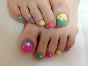 Pretty-Pedicure-Nail-Art-Ideas-for-2012