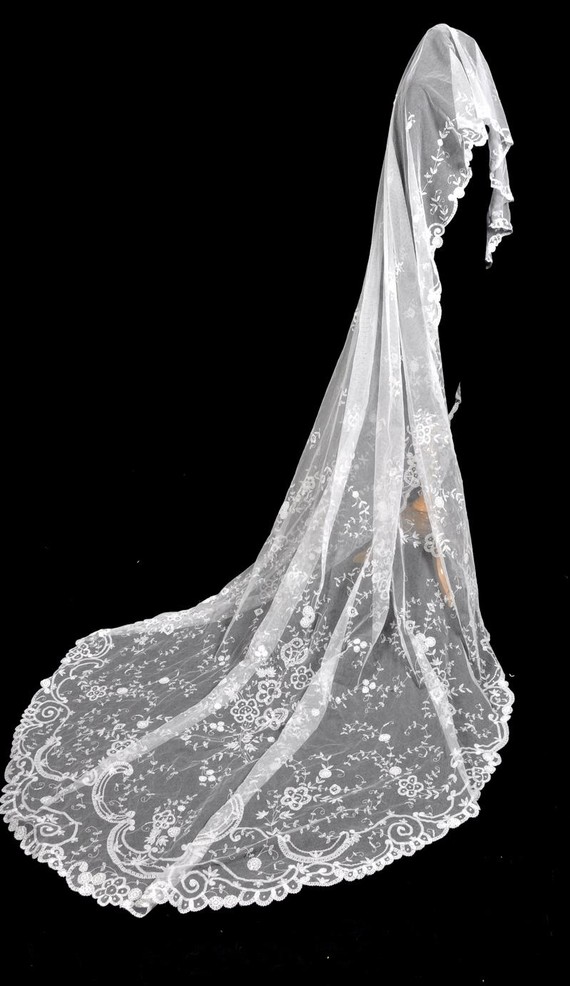 Now take a look at this lovely antique Brussels lace bridal veil from