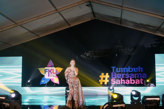 Penampilan penyanyi Zaskia Gothik menutup acara di Taman Lumbini