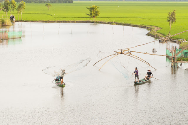 Quăng chài trên dòng sông Tha La