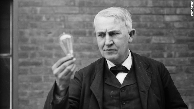 Thomas Edison với bóng đèn do ông phát minh.