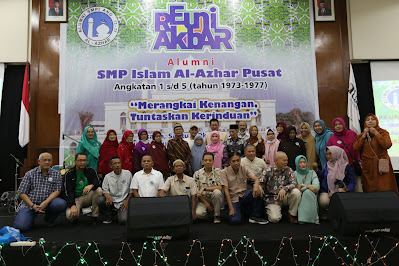 Alumni 1976 berfoto bersama guru