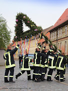 Maibaum und Maifeuer