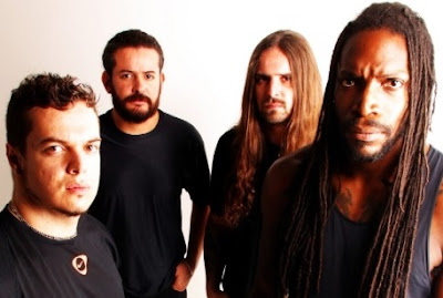 Foto de Sepultura con miradas fijas