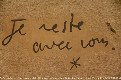 Epitaphe de l'artiste Jean Cocteau, en la chapelle Saint-Blaise-des-Simples à Milly-la-Forêt