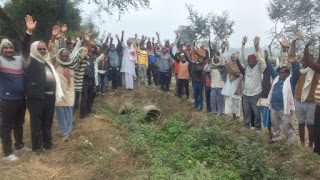 नाला पाटकर रास्ता बनाने को लेकर ग्रामीणों ने किया विरोध प्रदर्शन | #NayaSaveraNetwork