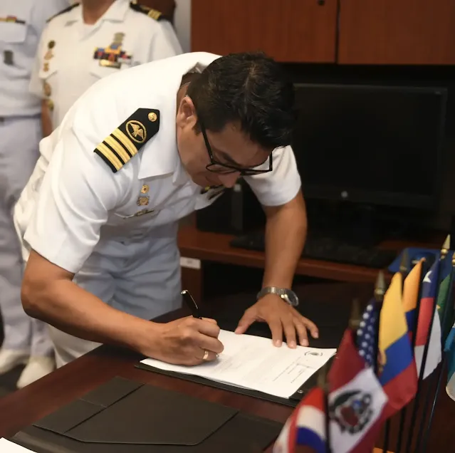 El Subsecretario de Planificación e Iniciativas Estratégicas de la Red Interamericana de Telecomunicaciones Navales (IANTN), Armada del Ecuador, Comandante Oliver Dalgo, entrega formalmente sus funciones durante una ceremonia en el complejo del Comando Sur de las Fuerzas Navales de los EE. UU./4.ª Flota de los EE. UU. a bordo de la Estación Naval Mayport, Fla., el 3 de octubre de 2024.