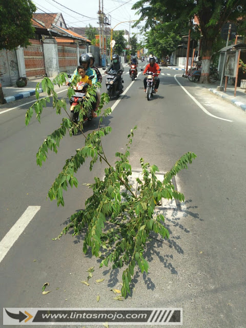 Kondisi Jl Raya Letkol Sumarjo yang rusak