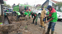 Antisipasi Banjir, Koramil 410-05/TKP Kodim 0410/KBL Bersama Warga Bersihkan Jalan dan Selokan