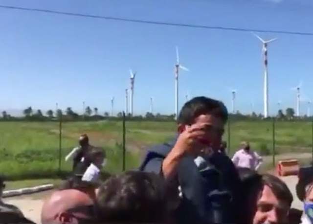 #Vídeo | Bolsonaro carga un enano creyendo que es un niño