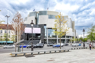 Paris : Opéra Bastille, institution culturelle de renommée internationale, oeuvre de l'architecte Carlos Ott - XIIème