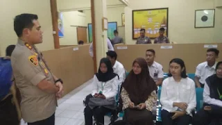 Kapolres Cirebon Kota  Apresiasi Anggotanya Yang  Melayani Pendaftaran Calon Anggota Polri Dengan Baik 