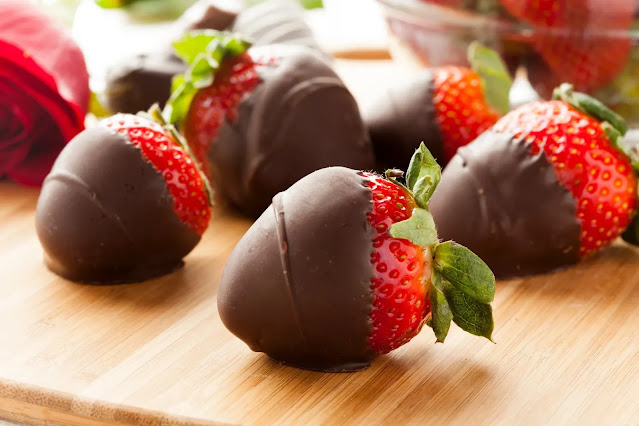 Easy Chocolate Covered Strawberries at Home